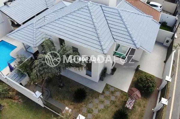 Sobrado com 03 quartos, semimobiliado à venda