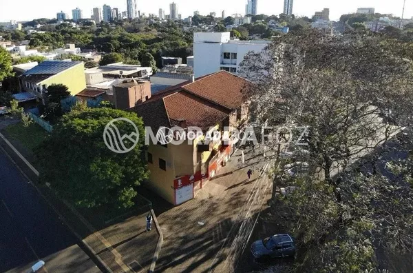 Prédio Comercial com 05 salas, 04 apartamentos para venda na Av. República Argentina