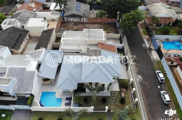 Sobrado com 03 quartos, semimobiliado à venda