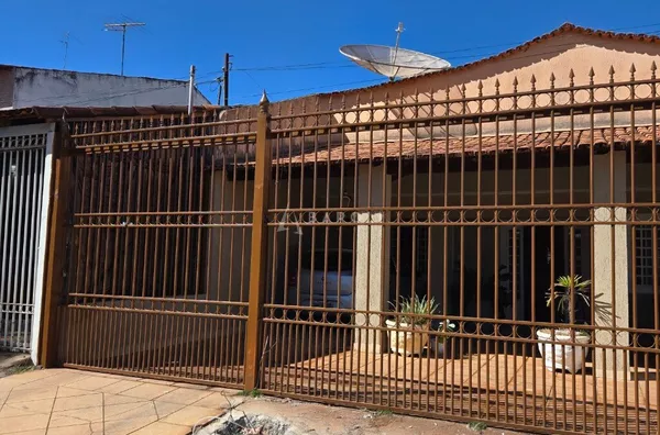 Casa térrea com 4 quartos e apartamento nos fundos à venda no Guará