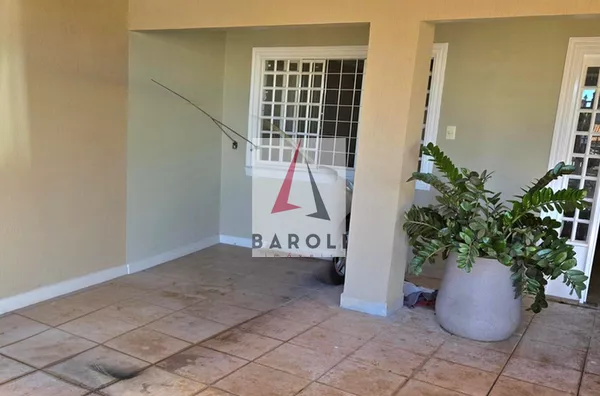 Casa térrea com 4 quartos e apartamento nos fundos à venda no Guará