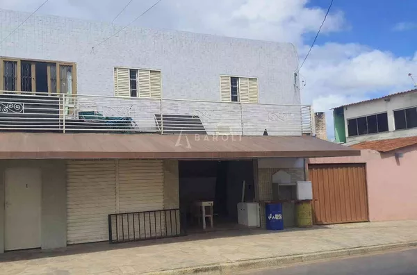 Prédio potencial aceita tudo em veículos 
