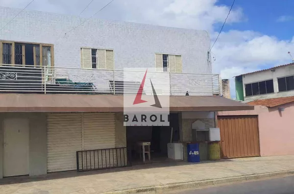 Prédio potencial aceita tudo em veículos 