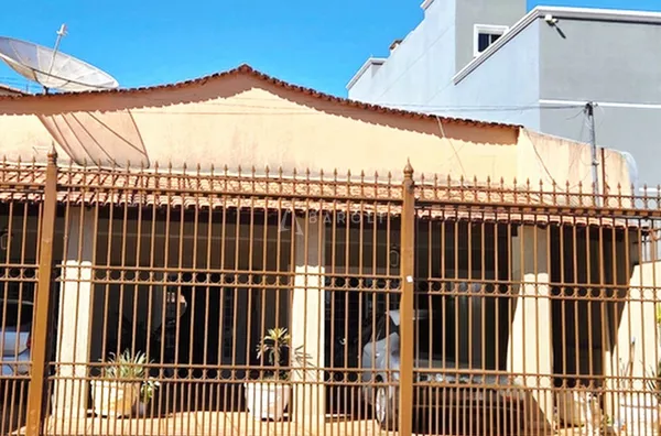 Casa térrea com 4 quartos e apartamento nos fundos à venda no Guará