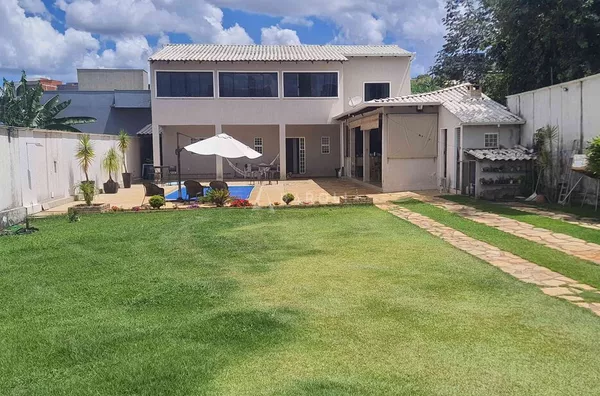 Sobrado com piscina e área gourmet 