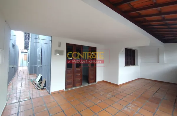 Vaga coberta, acesso independente à esquerda.