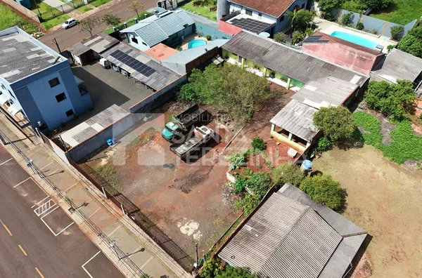 Terreno na Avenida 1º de Maio