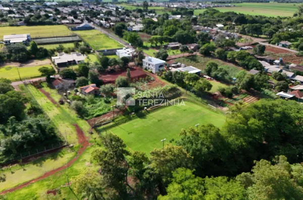 Chácara urbana com açude e campo de futebol