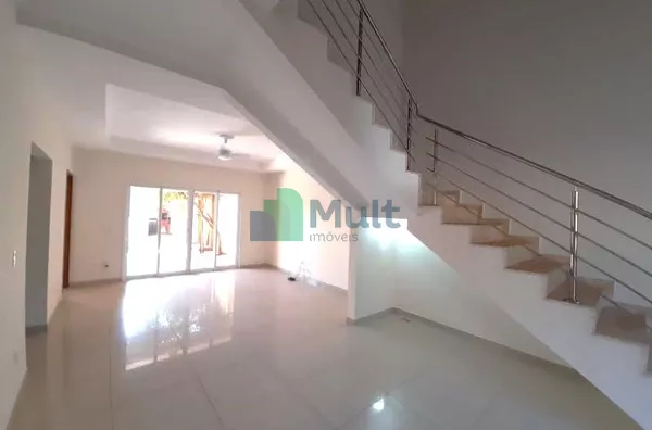 .Sobrado em excelente localização em Condomínio fechado com  terreno de 300m² e 265m² de área privativa.