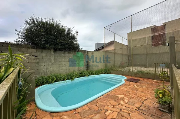 Conjunto de 3 imóveis sendo, uma área de lazer, sobrado e um ponto comercial 