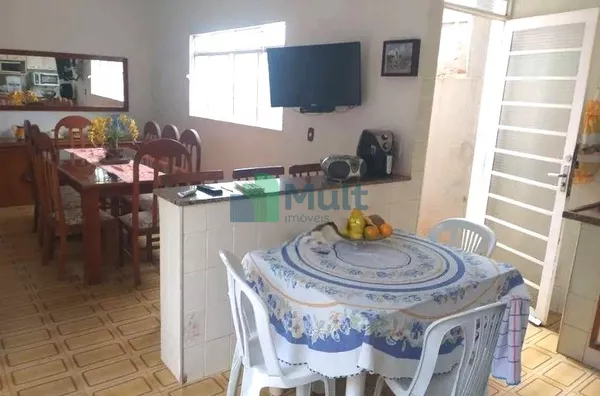 Casa Térrea em ótima localização no Bairro Jardim Castelo Branco com 200 m² de área total e 158,12 m² de área construída.