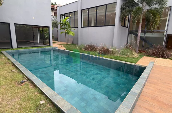 Casa de Alto Padrão localização em Condomínio fechado com 1416,58m² de terreno e 772,91m² de área útil.