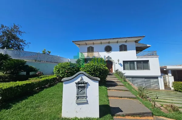 Casa de Alto Padrão Residencial/Comercial localizada no Bairro Ribeirânia, terreno de 1703m² e 862,73m² de área construída, 6 suítes.