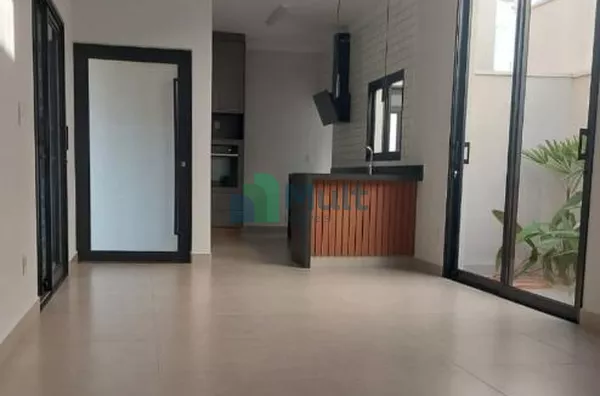 Casa térrea em condomínio com 151m² de área útil e  3 suítes, piscina e varanda gourmet.