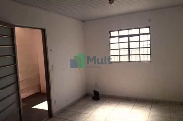 Casa térrea localizada no Bairro Jd. Paiva com terreno de 185m² e 60m² de construção, 2...