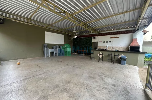 Conjunto de 3 imóveis sendo, uma área de lazer, sobrado e um ponto comercial 