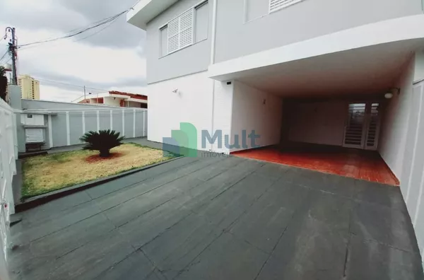 Sobrado em excelente localização no Bairro Jardim América com terreno de 379m² e 354m²de construção, 4 dormitório.
