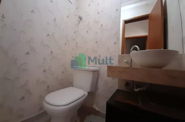 .Sobrado em excelente localização em Condomínio fechado com  terreno de 300m² e 265m² de área privativa.