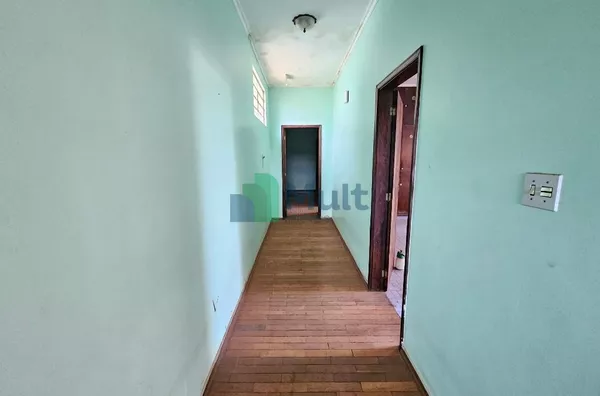 Casa Térrea em excelente localização no Bairro Boulevard com terreno de 460m² e 232,27m² de área construída.