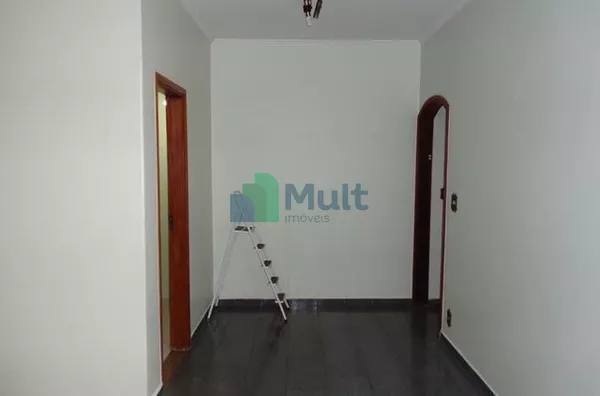 Casa Térrea em excelente localização no Bairro Jd. Irajá com terreno de 346,50m² e 260,92m² de área privativa.