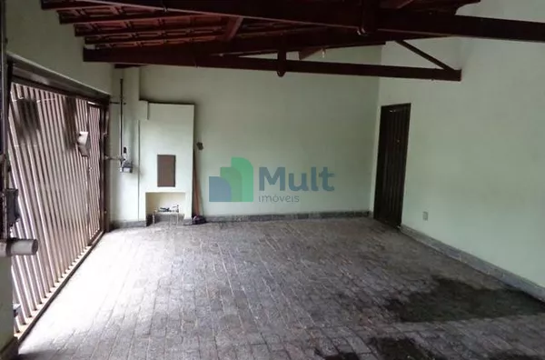 Casa Térrea em excelente localização no Bairro Jd. Irajá com terreno de 346,50m² e 260,92m² de área privativa.
