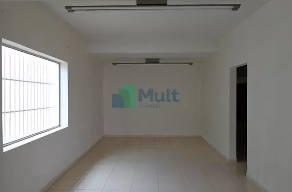 Casa Comercial em excelente localização na Av Independência com  alça de acesso a Francisco Junqueira, terreno 468m² e 421m² de área útil.