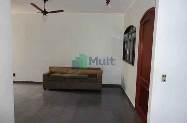 Casa Térrea em excelente localização no Bairro Jd. Irajá com terreno de 346,50m² e 260,92m² de área privativa.
