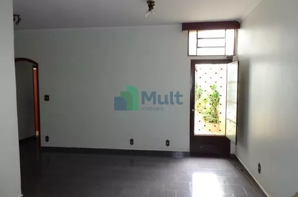 Casa Térrea em excelente localização no Bairro Jd. Irajá com terreno de 346,50m² e 260,92m² de área privativa.