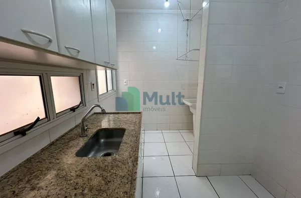 Apartamento disponível para locação no bairro Ana Maria, em Ribeirão Preto/SP. Imóvel com 40m², bem iluminado, com sala, cozinha e dormitório com armários, uma vaga de garagem. Localização privilegiada, próximo ao Ribeirão Shopping.