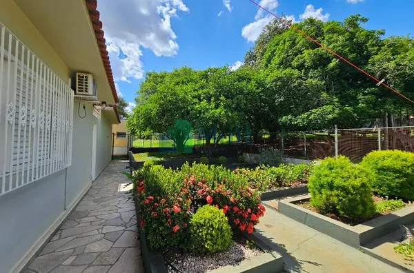 Propriedade localizada no coração da Cidade de Bonfim Paulista -SP com área de 14.994,10m² e 2065,43m² de área construída, 4 casas e muita área verde.