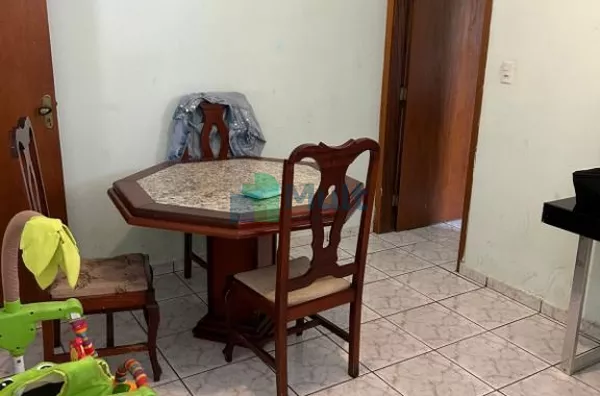Casa térrea  localizada no  Bairro Jardim Paulistano com terreno de 144m² e 112,81m² de área construída.