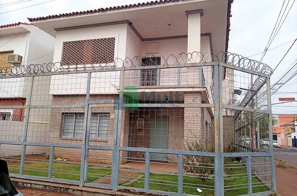 Sobrado localizado no Bairro Campos Elísios com 275m² de área construída .