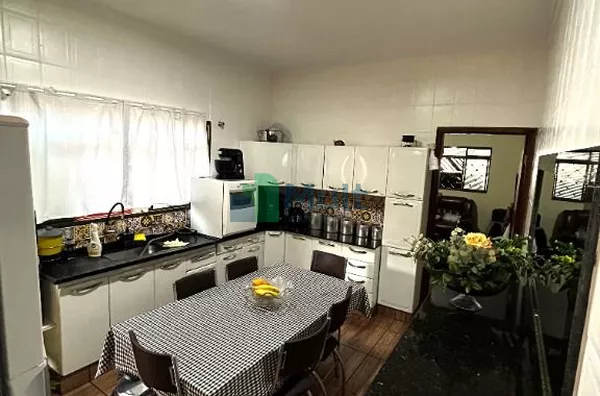 Casa localizada no Bairro Parque Ribeirão com terreno de 165m² e 125,5m² de área construída