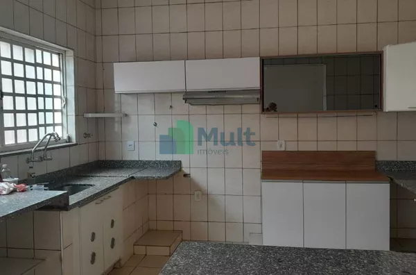 - Casa térrea no bairro Alto da Boa Vista, com 261m² de área construída