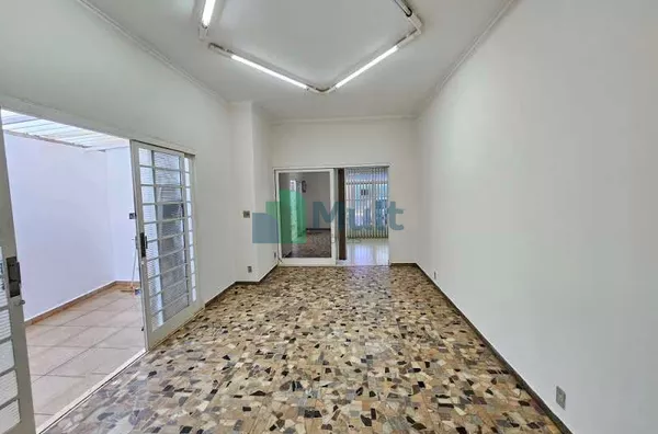Casa Comercial em excelente localização no Bairro Jd. América, 2 quadras da Av. Presidente Vargas com 227m² de área útil,
