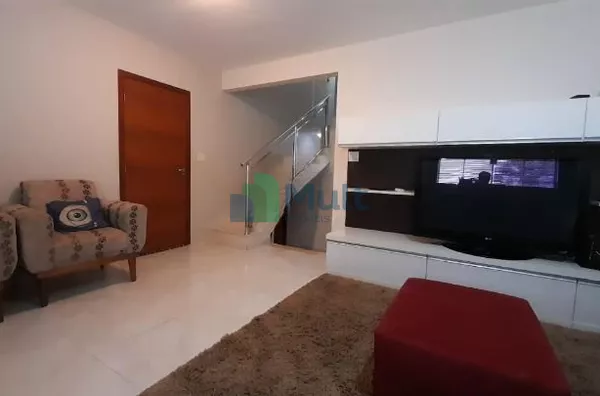 Sobrado Na City Ribeirão em ótima localização, 3 suítes, área gourmet e piscina.