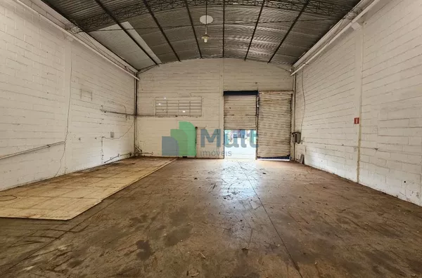Galpão em excelente localização no Bairro Vila Elisa, próximo a Av. Mogiana e restaurante Tibursius, 340m² de terreno e 250m² de construção.