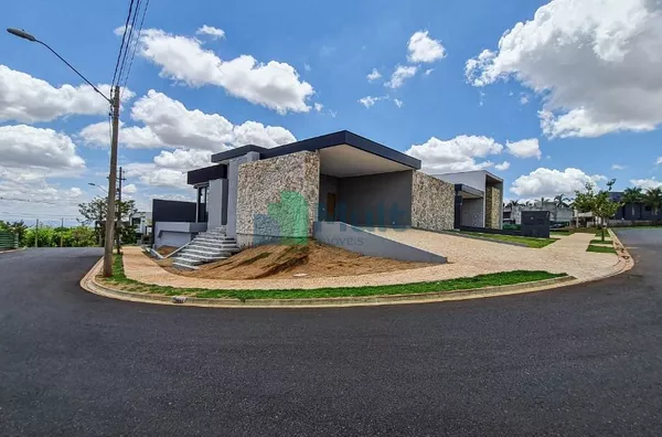Casa  em Condomínio de Alto Padrão em excelente localização no Residencial Alto do Castelo com 437,98m² de terreno e 229,48m² de área construída.