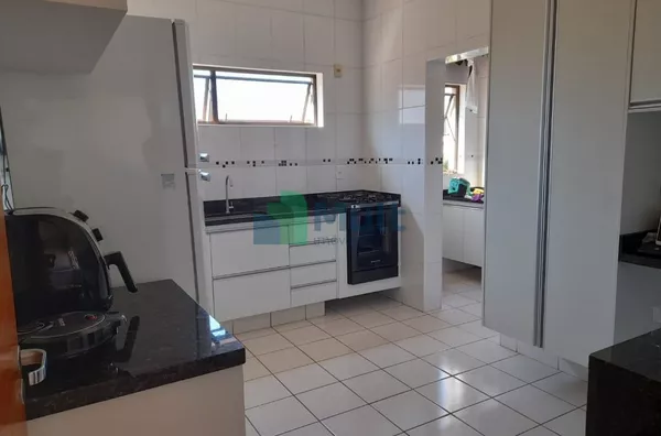 Apartamento em ótima localização no Bairro Jd. Botânico com 124,23m² de área útil.