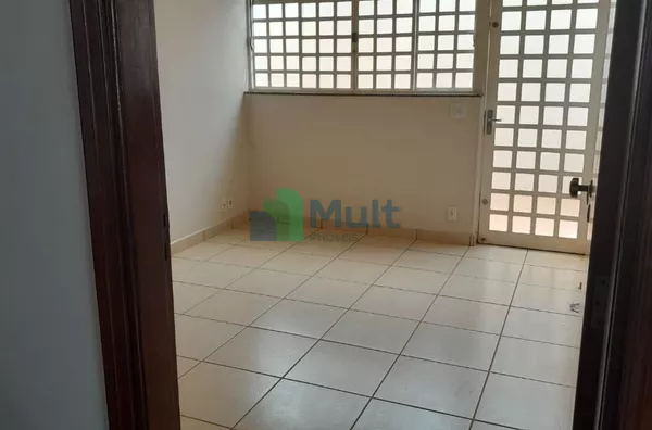 - Casa térrea no bairro Alto da Boa Vista, com 261m² de área construída
