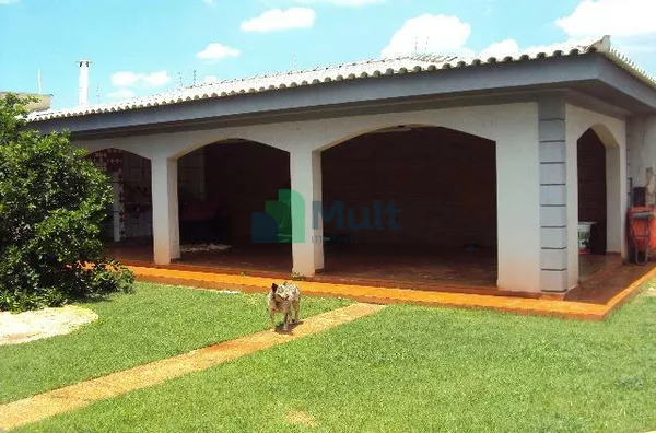 Casa Comercial com terreno de 1.705m² e 900m² aproximadamente de área útil localizado na Zona Sul.