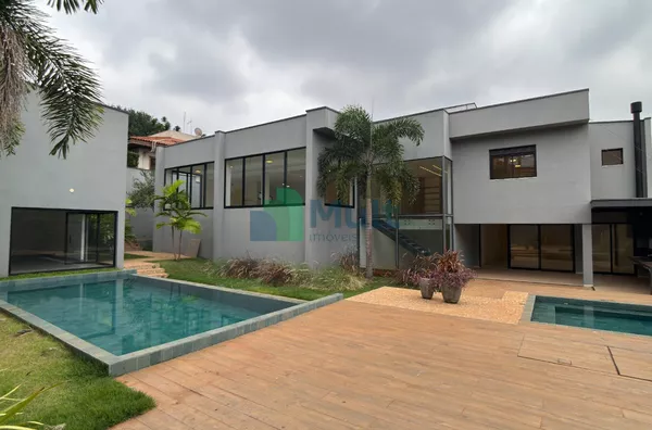 Casa de Alto Padrão localização em Condomínio fechado com 1416,58m² de terreno e 772,91m² de área útil.