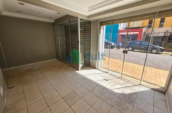 Imóvel Comercial reformado em excelente localização no Centro da Cidade com 67m² de área útil