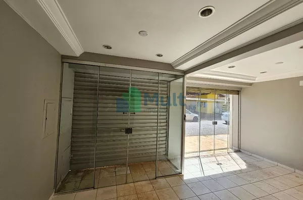 Imóvel Comercial reformado em excelente localização no Centro da Cidade com 67m² de área útil