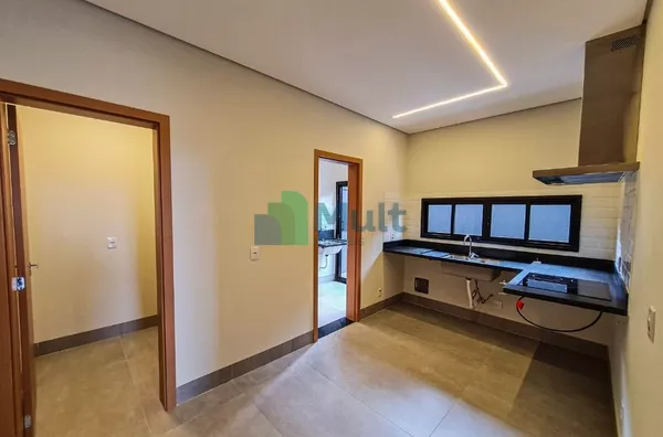 Casa Nova em Condomínio de Alto Padrão em excelente localização no Residencial Alto do Castelo com 364,50m² de terreno e 204,73m² de área construída.
