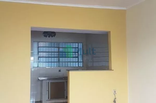 Casa de fundos com 02 dormitórios, sala, cozinha, wc social, quintal, sem garagem.