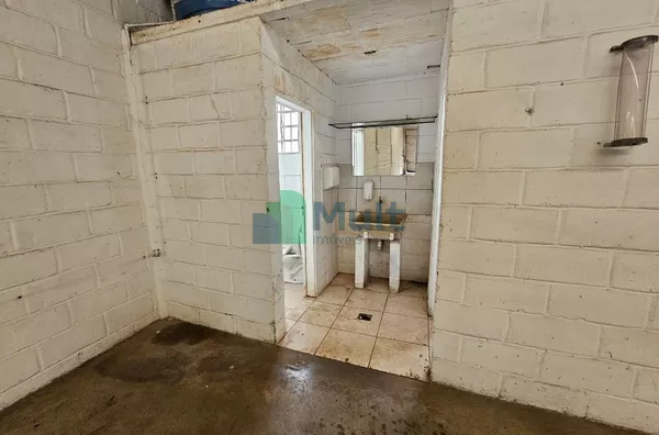 Galpão em excelente localização no Bairro Vila Elisa, próximo a Av. Mogiana e restaurante Tibursius, 340m² de terreno e 250m² de construção.