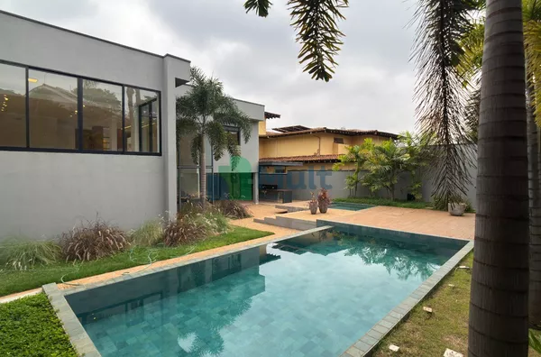 Casa de Alto Padrão localização em Condomínio fechado com 1416,58m² de terreno e 772,91m² de área útil.