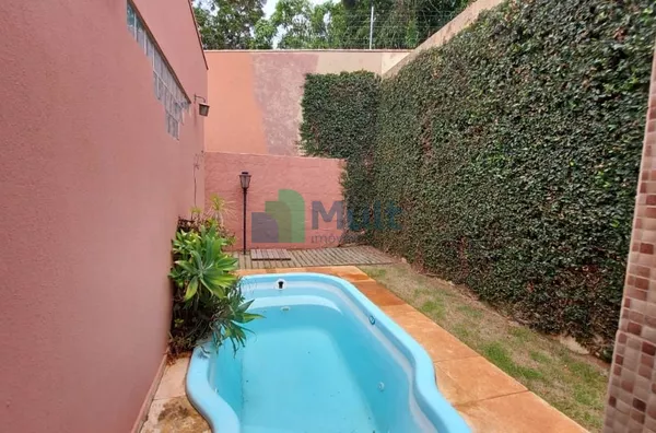 Linda Casa em Condomínio Fechado com 137m² de área útil e com terreno com 418m².