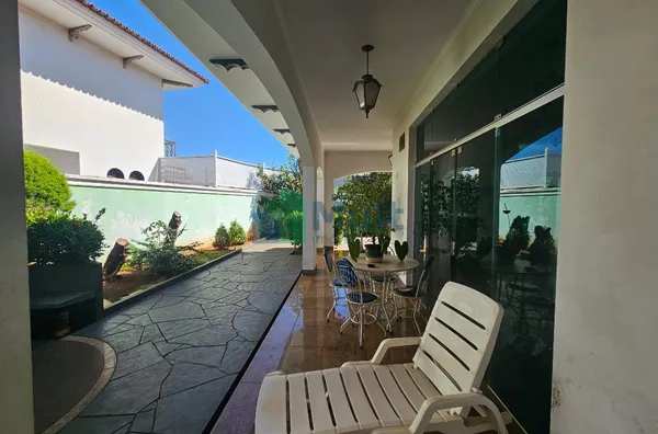 Casa de Alto Padrão Residencial/Comercial localizada no Bairro Ribeirânia, terreno de 1703m² e 862,73m² de área construída, 6 suítes.